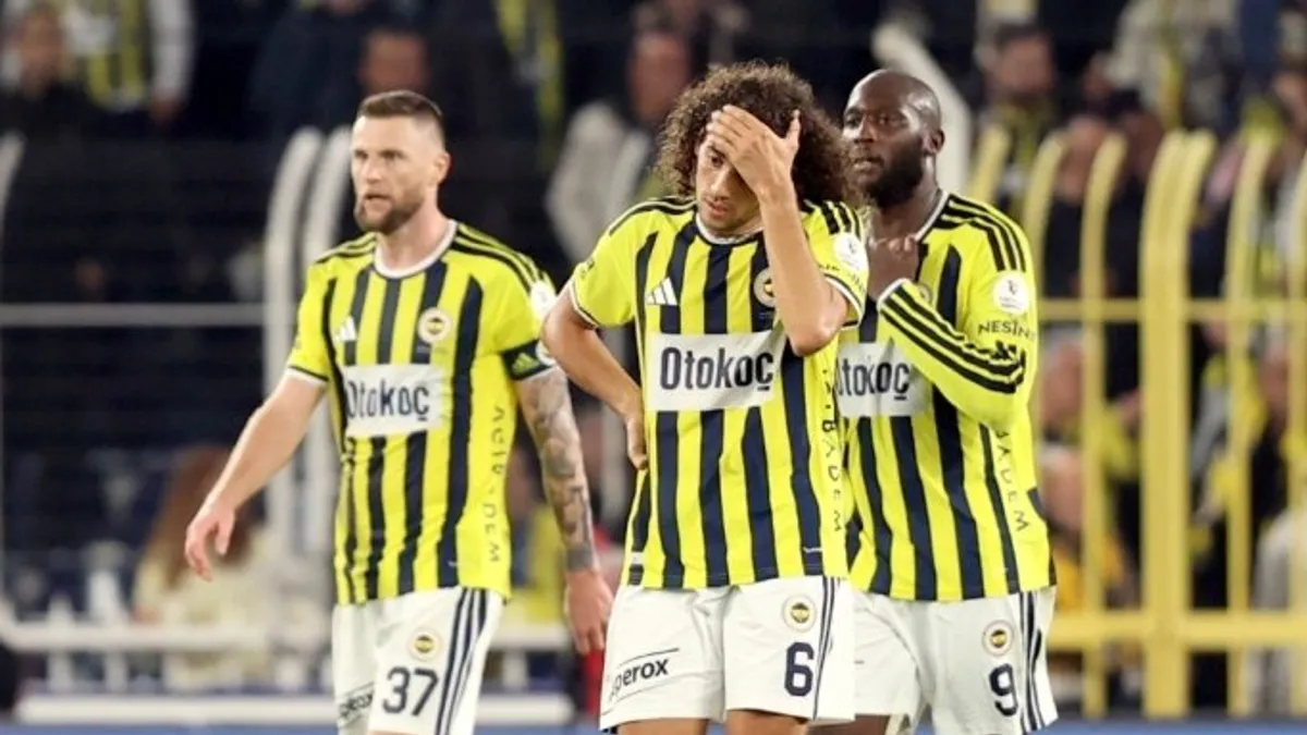 Fenerbahçe oyuncuları savunmada konsantre olmaya çalışırken maç anı