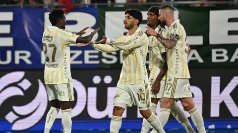 Fenerbahçe oyunçuları Rizespor stadionunda qələbəni qeyd edir