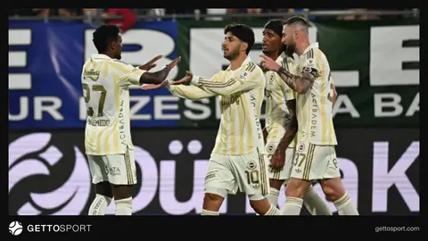 Fenerbahçe oyunçuları Rizespor stadionunda qələbəni qeyd edir