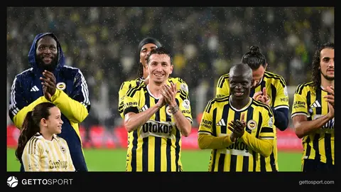 Fenerbahçe futbolcuları gol sevinci yaşarken stadyum görüntüsü
