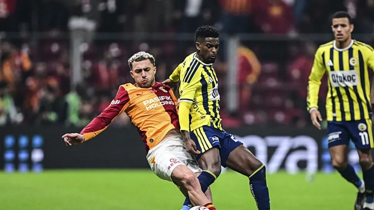 Fenerbahçe forması giymiş bir futbolcu maç sırasında üzüntülü