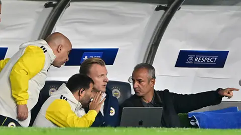 Fenerbahçe antrenmanında savunma hattı çalışırken takım görüntüsü