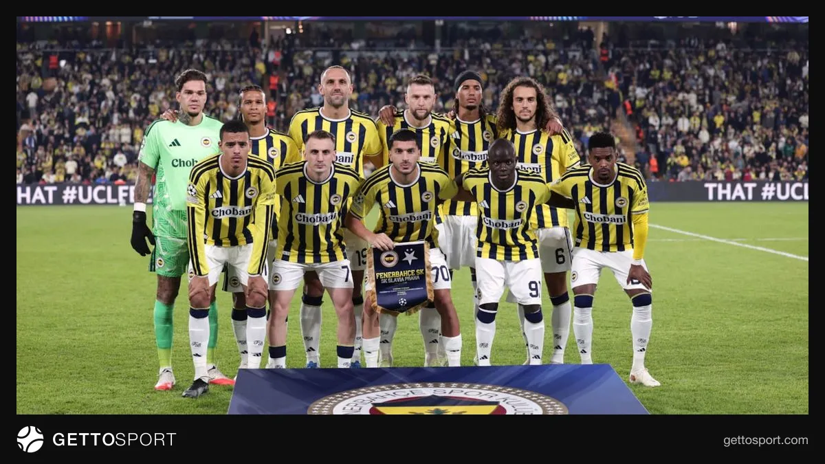 Fenerbahçe futbolcuları Kadıköy'de Slavia Prag maçında oyunda