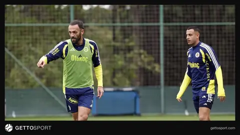 Fenerbahçe oyuncuları çift kale maç yaparken idman görüntüsü
