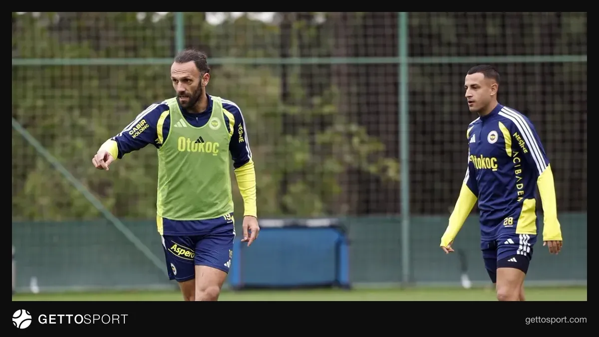 Fenerbahçe oyuncuları çift kale maç yaparken idman görüntüsü
