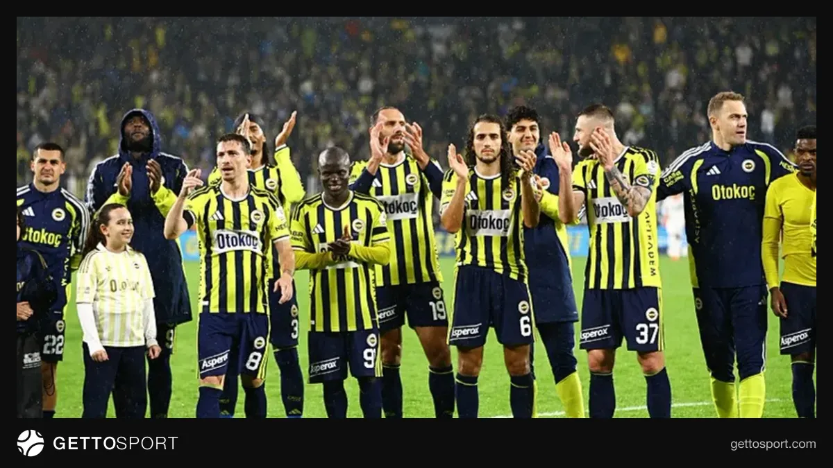 Fenerbahçe futbolcuları ve İsmail Kartal saha kenarında maç öncesi görüntü