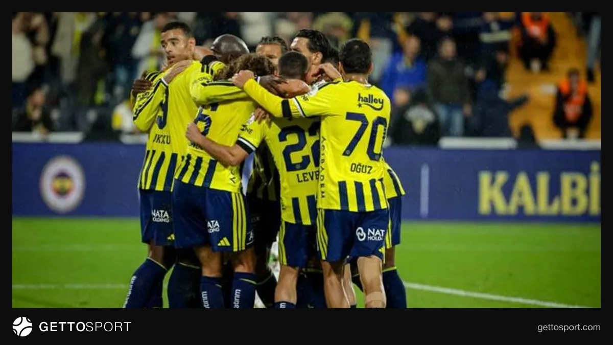 Fenerbahçe futbolcuları maç öncesi ısınırken stadyum görüntüsü