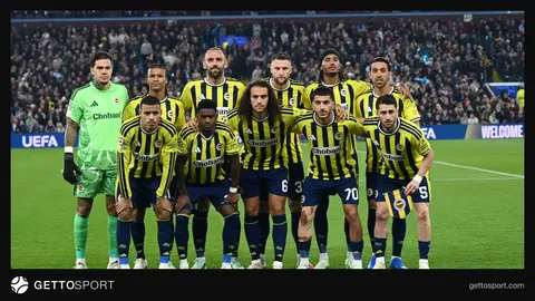 Fenerbahçe formasıyla maç öncesi takım görüntüsü veya Şükrü Saracoğlu Stadı genel görünümü