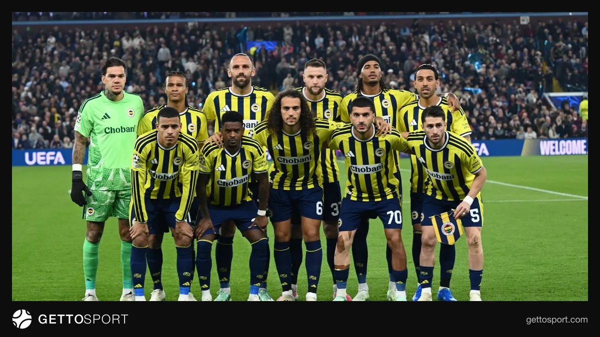 Fenerbahçe formasıyla maç öncesi takım görüntüsü veya Şükrü Saracoğlu Stadı genel görünümü