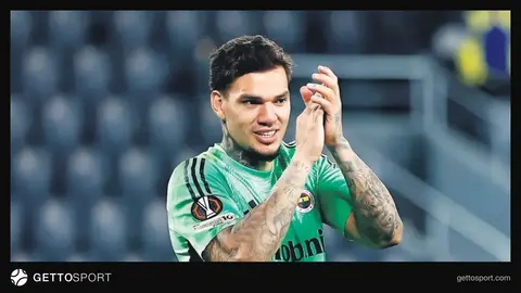 Fenerbahçe kalecisi Ederson maçta top tutuyor, takım soyunma odası kutlama