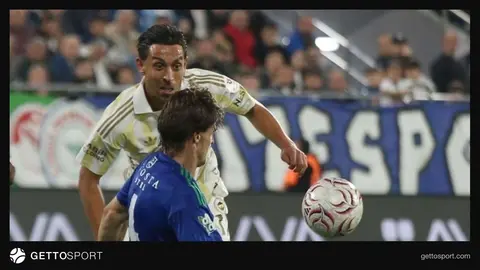 Fenerbahçe oyuncuları İrfan Can Kahveci ve Oğuz Aydın gol sevinci yaşarken