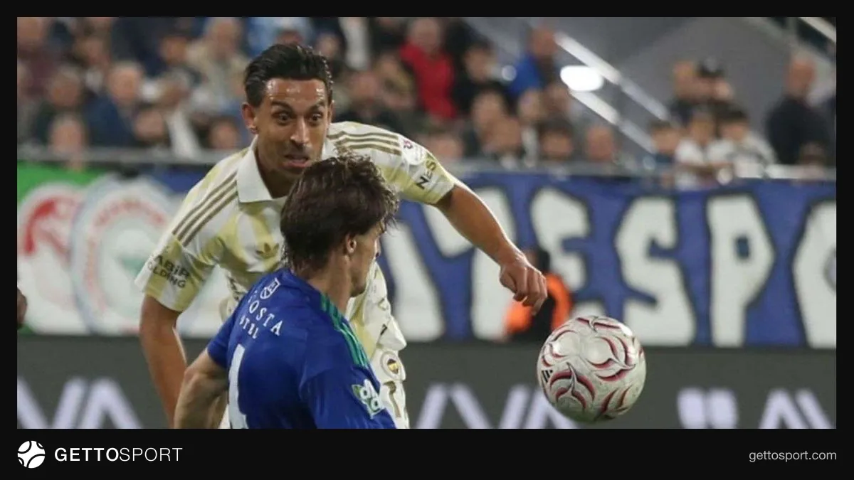 Fenerbahçe oyuncuları İrfan Can Kahveci ve Oğuz Aydın gol sevinci yaşarken