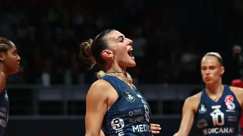 Fenerbahçe voleybolcuları zaferi kutluyor, Eda Erdem ve Vargas önde