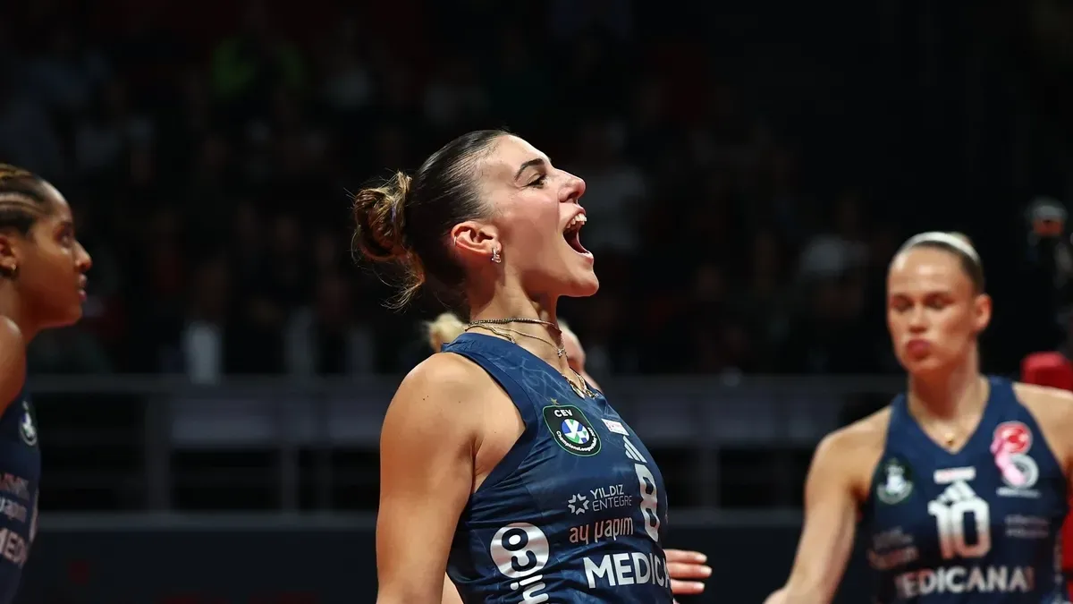 Fenerbahçe voleybolcuları zaferi kutluyor, Eda Erdem ve Vargas önde