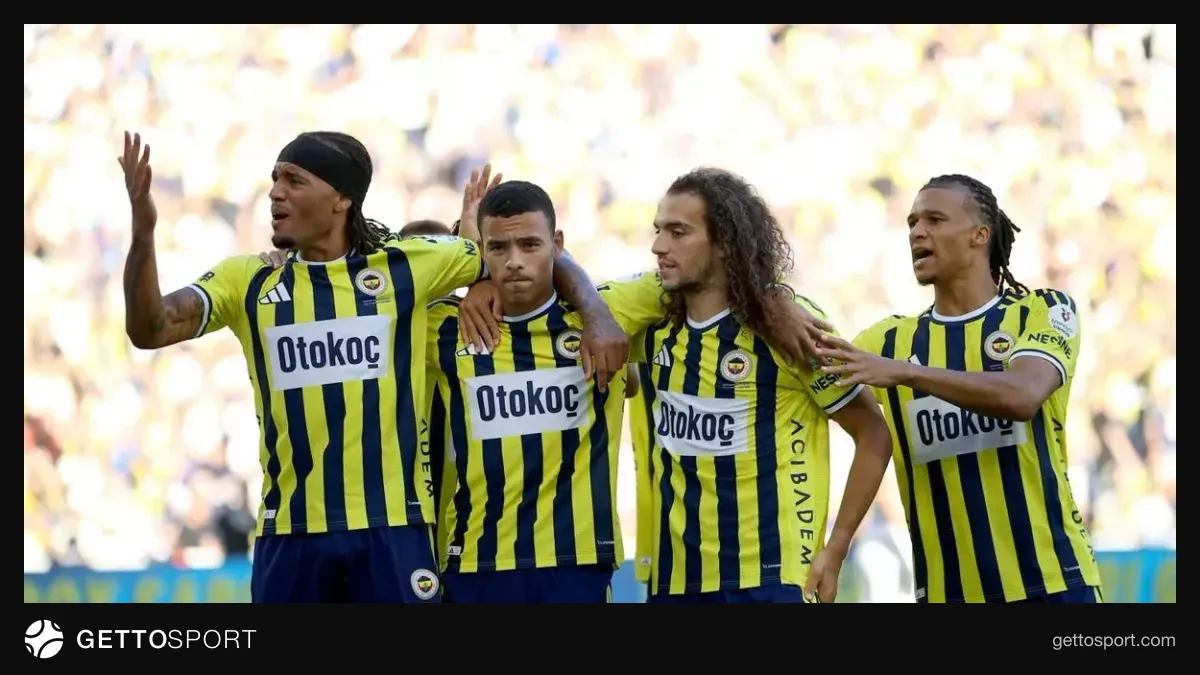 Fenerbahçe oyuncuları gol sevinci yaşarken stadyum görüntüsü