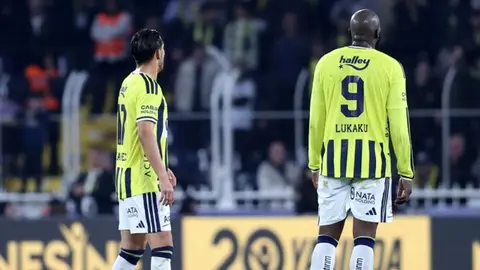 Tribünde 'Yönetim istifa' tezahüratı yapan Fenerbahçe taraftarları