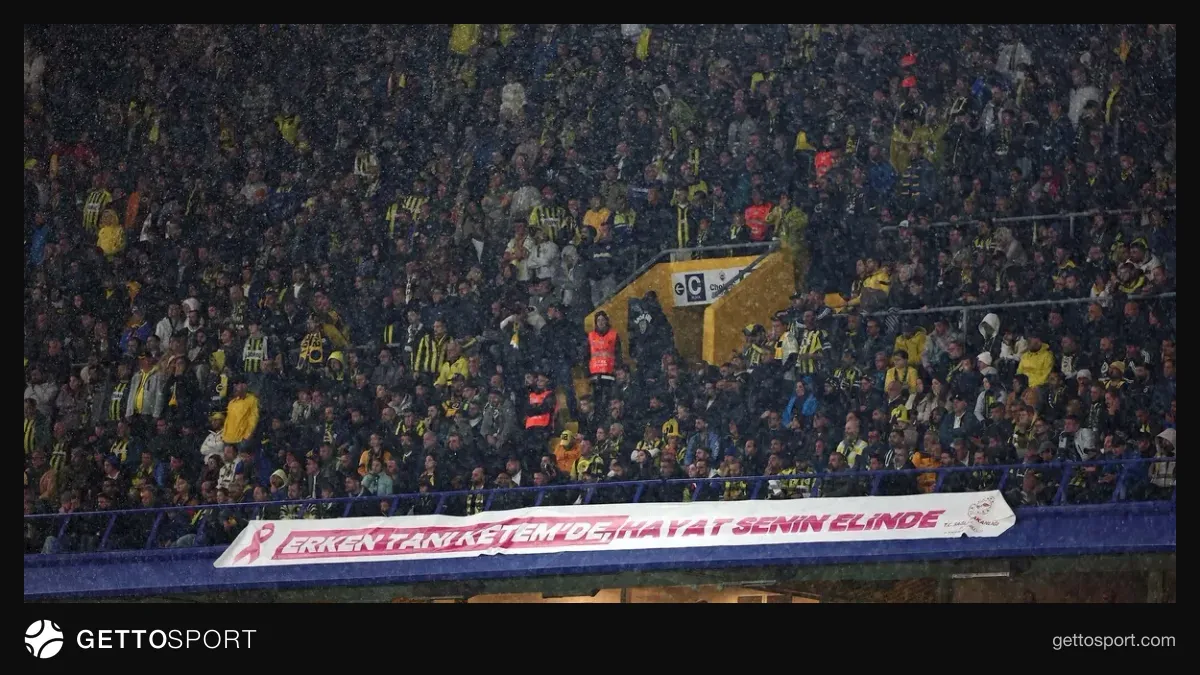 Chobani Stadı'nda boş koltuklar ve tribünde az sayıdaki Fenerbahçe taraftarı