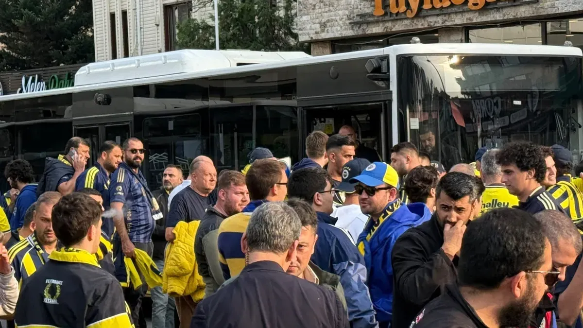 Fenerbahçe taraftarları Boğa Heykeli'nde toplanırken otobüslere biniş görüntüsü
