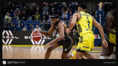 Fenerbahçe Tarfin ile Aliağa Petkimspor oyuncuları maç sırasında saha görüntüsü