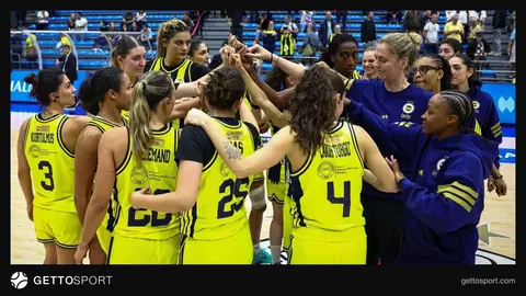 Fenerbahçe Tarfin basketbolcuları maç öncesi soyunma odasında
