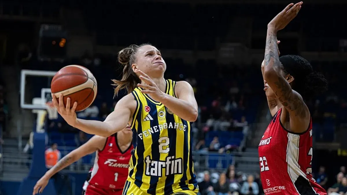 Fenerbahçe Tarfin oyuncuları maçta hücum pozisyonunda