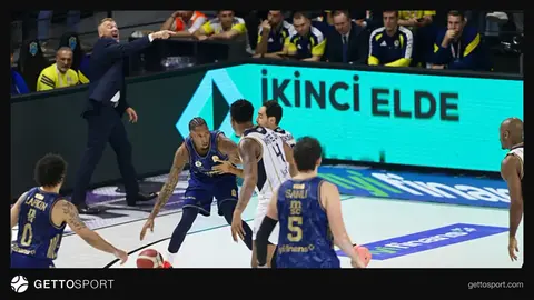Fenerbahçe Tarfin oyuncuları maçta top çalıyor