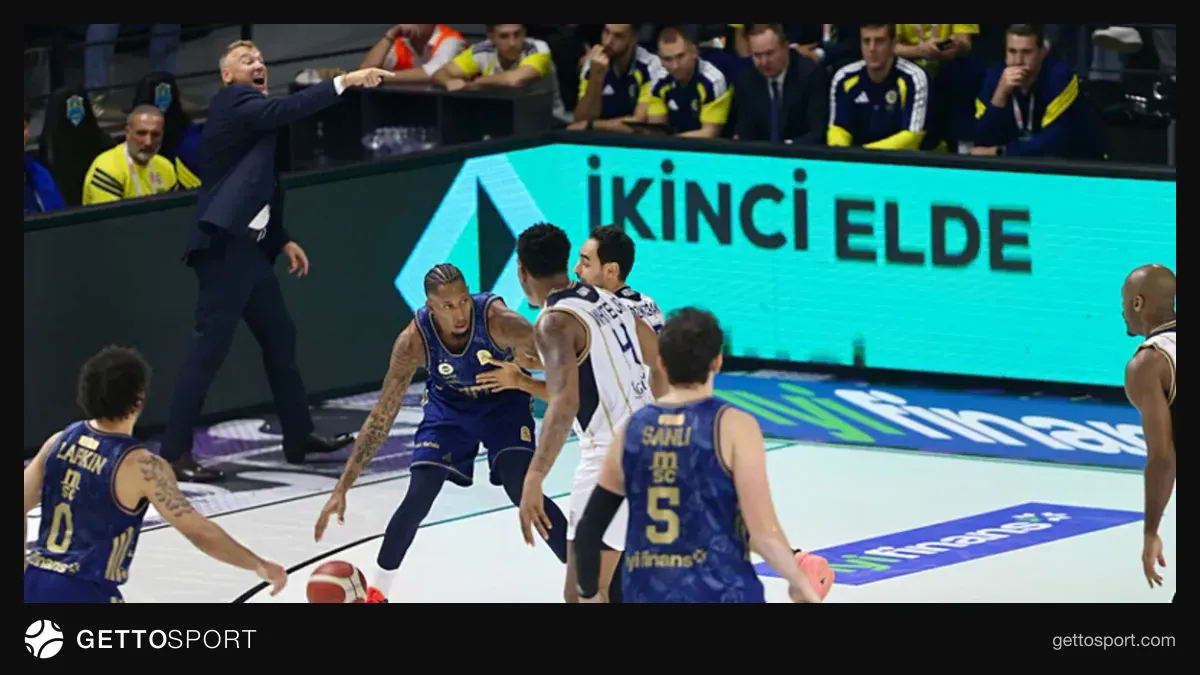 Fenerbahçe Tarfin oyuncuları maçta top çalıyor