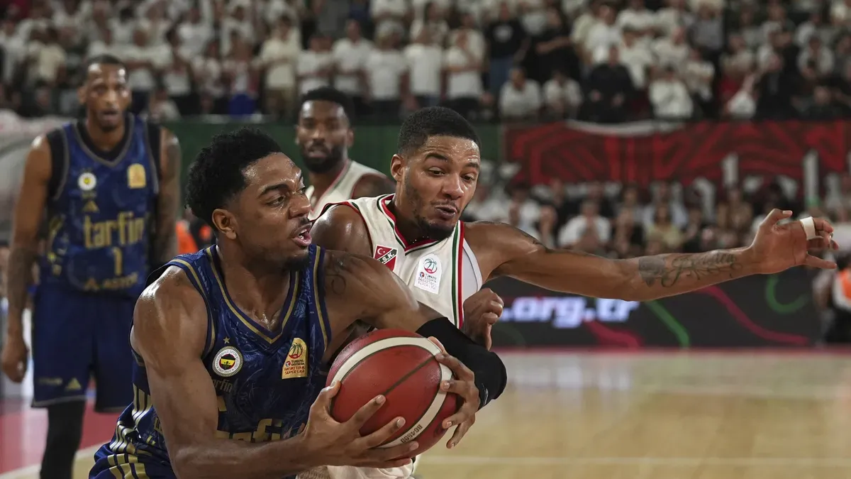 Fenerbahçe Tarfin basketbol takımı oyuncuları maç sevinci yaşarken