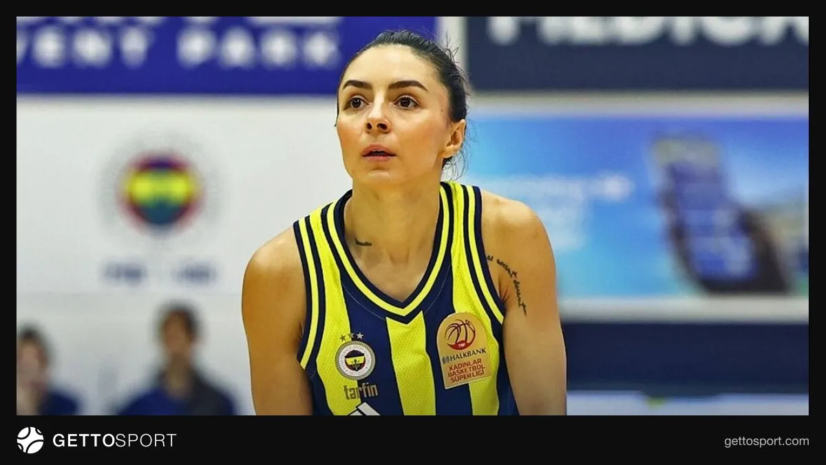 Fenerbahçe Tarfin oyuncuları maçta sevinç yaşarken