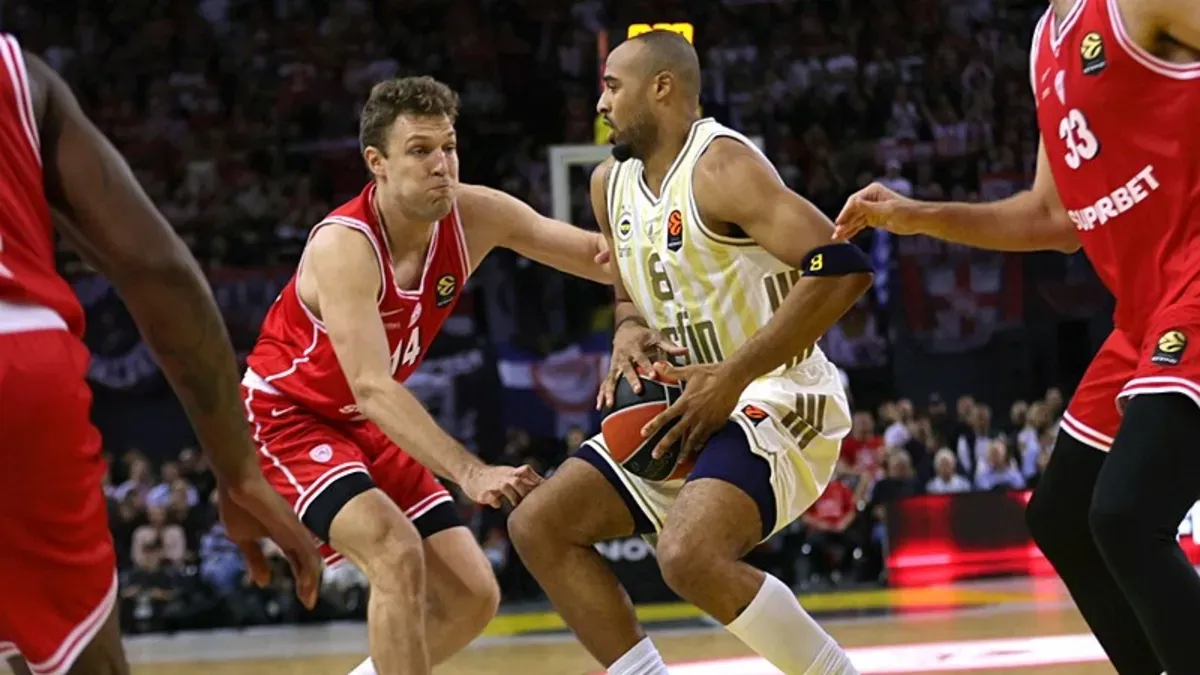 Fenerbahçe Tarfin basketbolcuları Olympiakos deplasmanında mücadele ederken