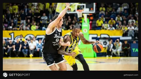 Fenerbahçe Tarfin oyuncuları maç sırasında hücum pozisyonunda