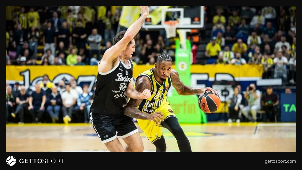 Fenerbahçe Tarfin oyuncuları maç sırasında hücum pozisyonunda