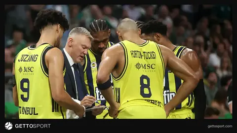 Fenerbahçe Tarfin oyuncuları Ülker Spor ve Etkinlik Salonu'nda ısınırken