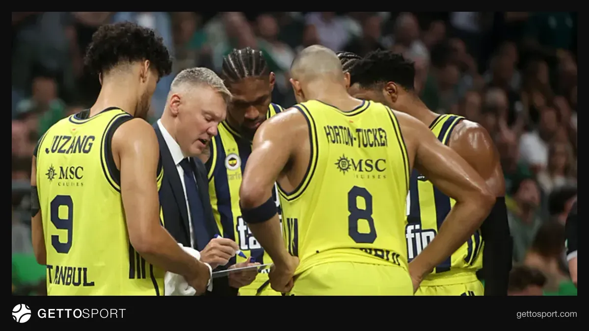 Fenerbahçe Tarfin oyuncuları Ülker Spor ve Etkinlik Salonu'nda ısınırken
