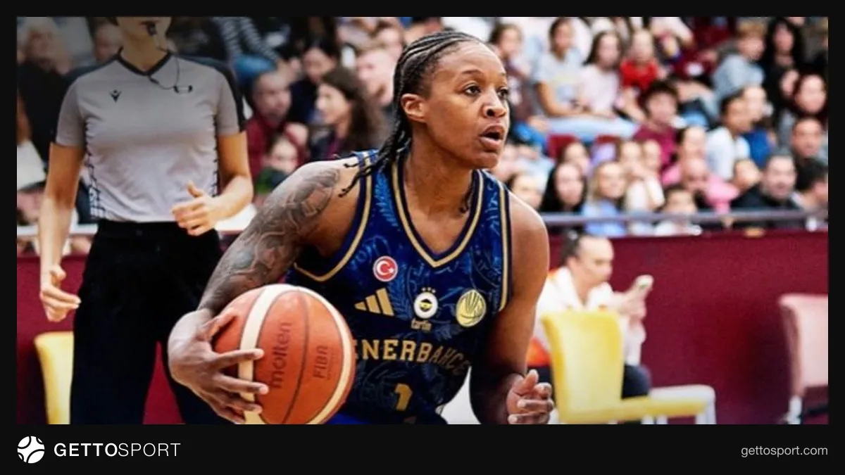 Fenerbahçe Tarfin oyuncuları maç sırasında hücumda