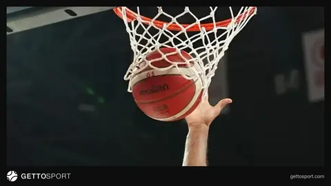 Servet Tazegül Spor Salonu önünde ÇBK Mersin ve Fenerbahçe basketbolcuları hazırlık görüntüsü