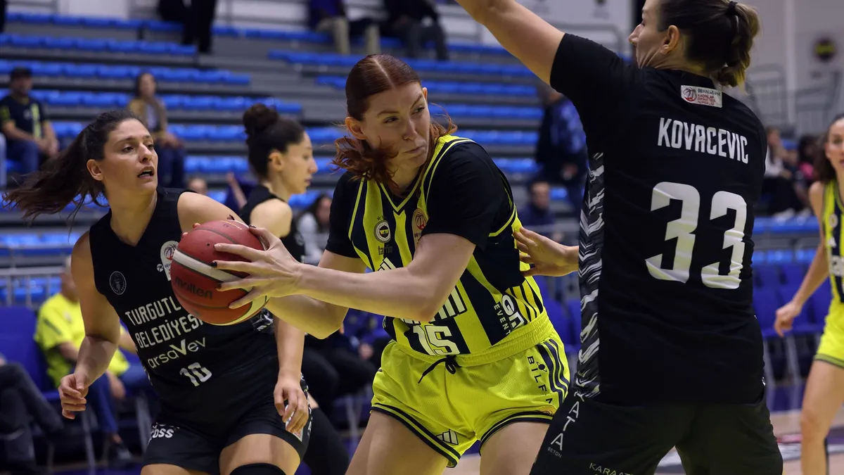Fenerbahçe Tarfin oyuncuları Fenerbahçe Metro Enerji salonunda mücadele ederken