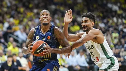 Fenerbahçe Tarfin basketbolcuları maç öncesi ısınmada