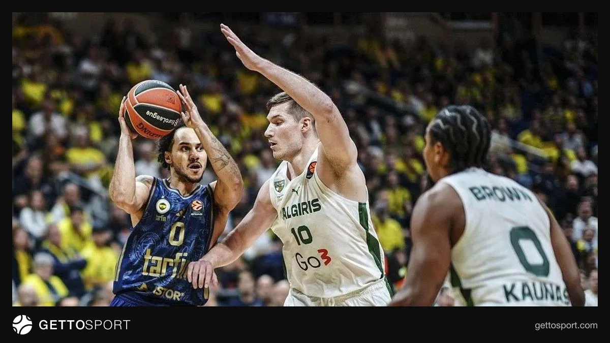 Fenerbahçe Tarfin oyuncuları Ülker Spor ve Etkinlik Salonu'nda galibiyeti kutluyor
