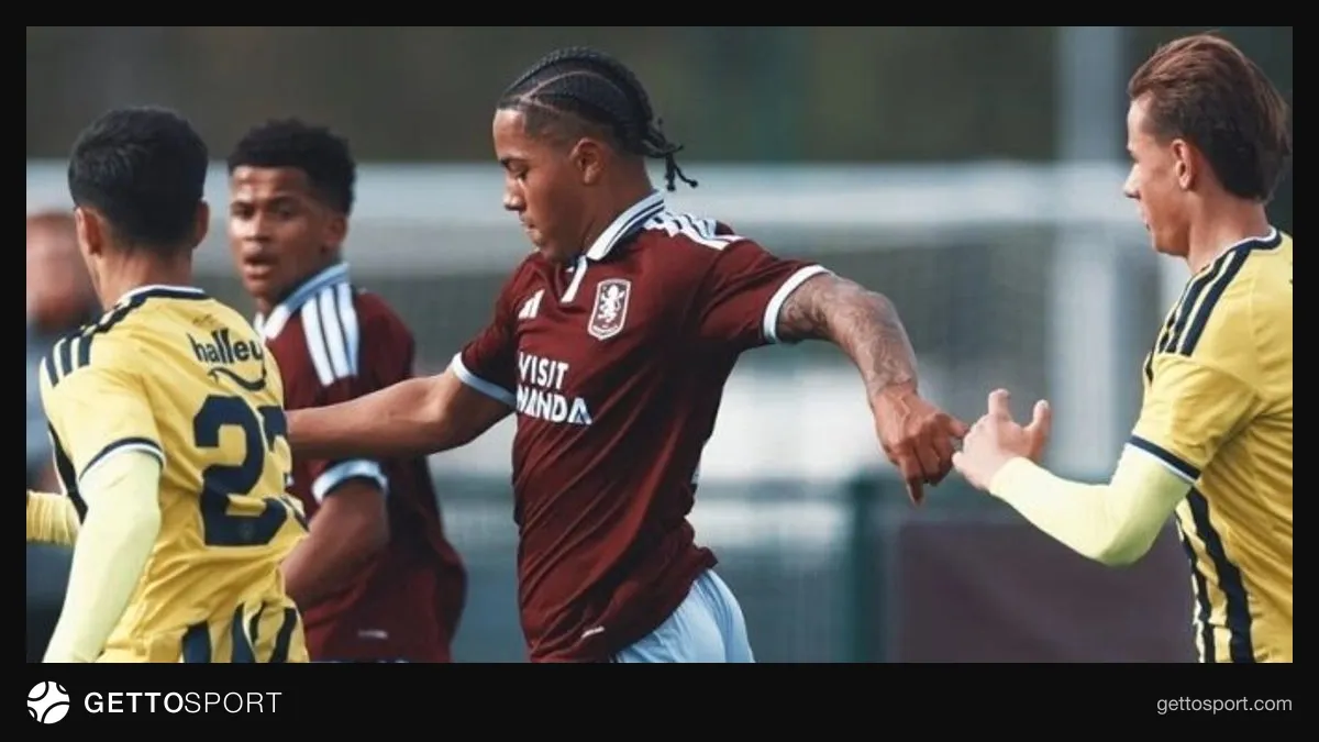 Fenerbahçe U19 ve Aston Villa U19 oyuncuları maç sırasında