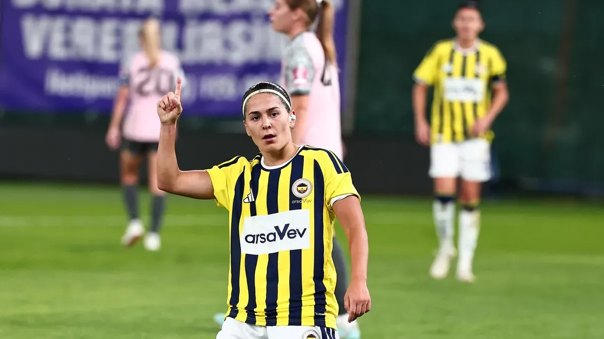 Fenerbahçe Kadın Futbol Takımı oyuncuları antrenmanda