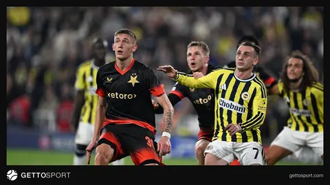 Fenerbahçe forması giymiş oyuncular ve ağır eleştiriler yapan spor yorumcularının sözleri