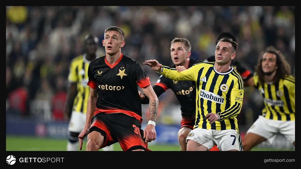 Fenerbahçe forması giymiş oyuncular ve ağır eleştiriler yapan spor yorumcularının sözleri
