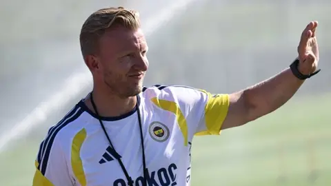 Samandıra Can Bartu Tesisleri'nde bir araya gelen Fenerbahçe yöneticileri ve teknik ekip