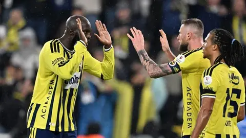 Fənərbaxça futbolçuları qələbə qeyd edərkən