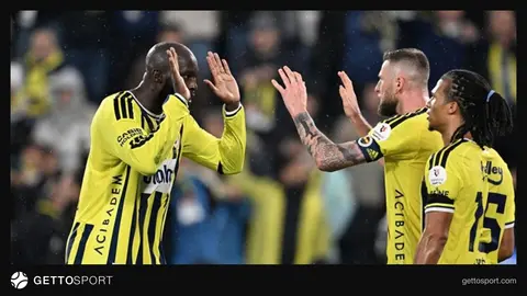 Fənərbaxça futbolçuları qələbə qeyd edərkən
