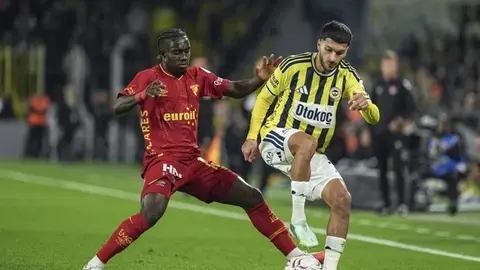 Fənərbaxça və Göztəpə oyunçuları qarşılaşmada top uğrunda mübarizə aparır