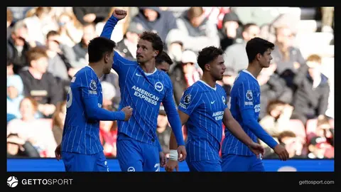 Ferdi Kadıoğlu formasıyla mücadele ederken, Brighton oyuncuları sevinç görüntüsü