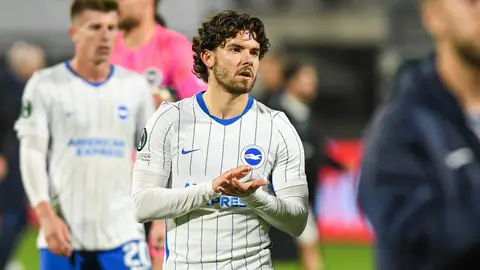 Ferdi Kadıoğlu Brighton formasıyla top sürüyor
