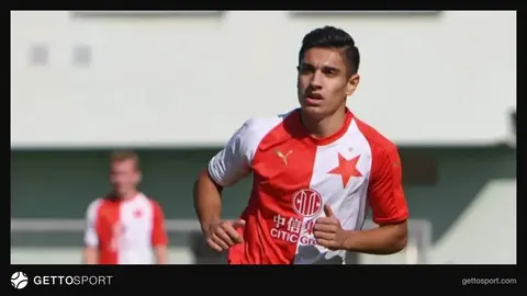 Fərid Nəbiyev müsahibə verir, arxa planda stadion